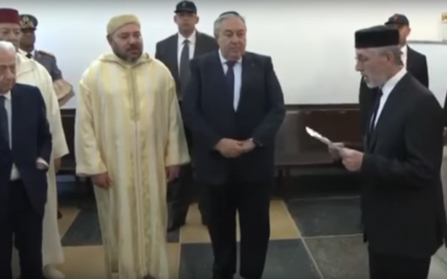 Le roi Mohammed VI du Maroc pendant la cérémonie de ré-inauguration de la synagogue Ettedgui de Casablanca, le 16 décembre 2016. (Crédit : capture d'écran YouTube) Le roi Mohammed VI du Maroc pendant la cérémonie de ré-inauguration de la synagogue Ettedgui de Casablanca, le 16 décembre 2016. (Crédit : capture d'écran YouTube)