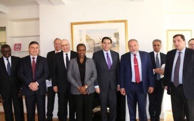 Avigdor Liberman, ministre de la Défense, quatrième a partir de la droite, et l'ambassadeur d'Israël à l'ONU,  Danny Danon, cinquième à partir de la gauche, rencontrent d'autres ambassadeurs à New York, le 1 décembre 2016. (Crédit : autorisation)