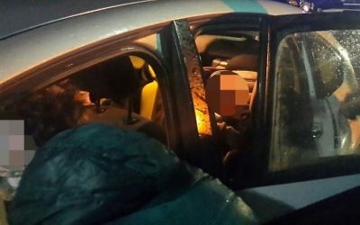 La voiture prise pour cible dans une attaque à l'armée à feu près de Ramallah, en Cisjordanie, le 14 décembre 2016. (Crédit : Twitter/@AmichaiStein1)