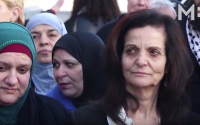 Rasmea Odeh, à droite, terroriste palestinienne condamnée en Israël, a été jugée coupable d'avoir menti à l'immigration américaine quand elle a demandé la nationalité en 2004. (Crédit : capture d'écran YouTube/Middle East Eye)