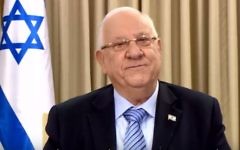 Le président Reuven Rivlin a publié un message vidéo de vœux pour l'année 2017, le 29 décembre 2016. (Crédit : capture d'écran YouTube/President Reuven "Ruvi" Rivlin)