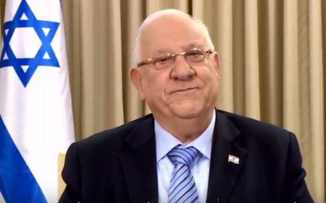 Le président Reuven Rivlin a publié un message vidéo de vœux pour l'année 2017, le 29 décembre 2016. (Crédit : capture d'écran YouTube/President Reuven "Ruvi" Rivlin)