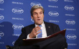 Le secrétaire d'Etat américain John Kerry devant le Forum Saban à Washington, D.C., le 4 décembre 2016. (Crédit : Ralph Aswang, via JTA)