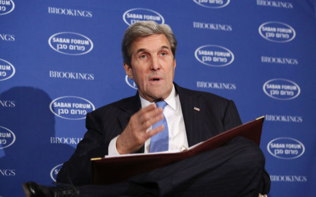 Le secrétaire d'Etat américain John Kerry devant le Forum Saban à Washington, D.C., le 4 décembre 2016. (Crédit : Ralph Aswang, via JTA)