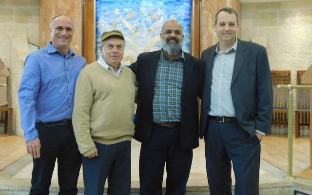 Le président de l'Agence juive Natan Sharansky, deuxième à gauche, avec le rabbin Daniel Meyer, à gauche, Yossi Cohen, deuxième à droite, et le rabbin Gilad Kariv, qui préside le mouvement réformé israélien, dans la synagogue Kehillat Raanan, Beit Samueli de Raanana, le 30 novembre 2016. (Crédit : Adi Romem/Beit Samueli, Kehillat Raanan, via l'Agence juive pour Israël)
