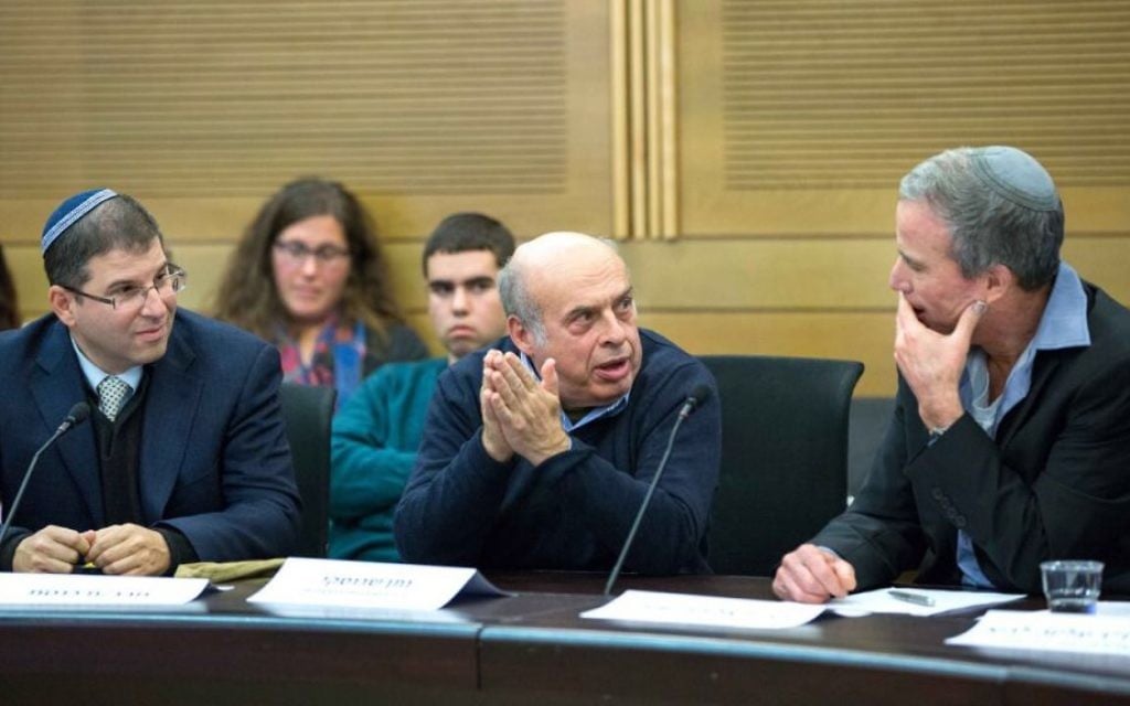 Le Chef de l'Agence Juive Natan Sharansky prend la parole lors d'une réunion à la Knesset de la Commission du Lobby de la Religion etr de l'Etat le 27 décembre, 2016. Assis à sa gauche, le président d'ITIM, le Rabbin Seth Farber et à sa gauche, le co-président de la Commission et Parlementaire  Elazar Stern. (Autorisation  ITIM)