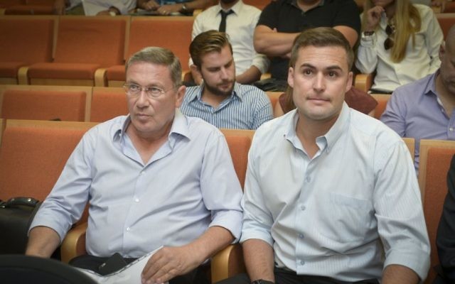 Nochi Dankner et Itay Strum, accusés de délit d'initiés, devant la cour du district de Tel Aviv, le 30 octobre 2016. (Crédit : Flash90)