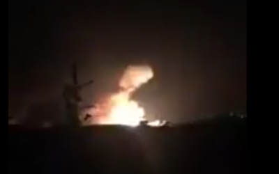 Une frappe de missile présumée israélienne sur l'aéroport militaire syrien de Mazzé, près de Damas, le 7 décembre 2016. (Crédit : Twitter)