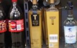 La vodka Trump sur l'étagère d'un supermarché israélien, le 18 mars 2016. (Crédit : Simona Weiglass/Times of Israel)