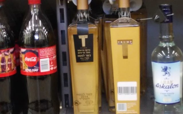 La vodka Trump sur l'étagère d'un supermarché israélien, le 18 mars 2016. (Crédit : Simona Weiglass/Times of Israel)