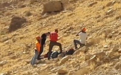 Le personnel de secours sur la scène d'un accident de randonnée près du Nahal Tzeelim dans le désert du Néguev, le 9 décembre 2016. Un professeur des universités est mort en tentant de sauver son fils, qui est grièvement blessé, qui était tombé d'une falaise. (Crédit : équipe de secours d'Arad via la Dixième chaîne)