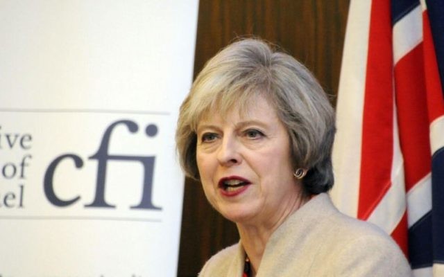 La Première ministre britannique Theresa May lors d'un discours prononcé à l'occasion d'un déjeuner organisé par les Amis conservateurs d'Israël, le 12 décembre 2016. (Crédit : CFI) La Première ministre britannique Theresa May lors d'un discours prononcé à l'occasion d'un déjeuner organisé par les Amis conservateurs d'Israël, le 12 décembre 2016. (Crédit : CFI)