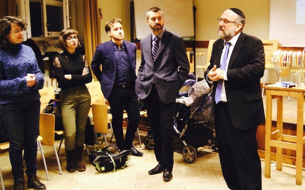 Le Rabbin Michael Schudrich, à droite, s'adresse aux étudiants lors de l'événement organisé pour Hanoukka au département judaïque de l'université de Varsovie, le 20 décembre 2016 (Autorisation Schudrich) Le Rabbin Michael Schudrich, à droite, s'adresse aux étudiants lors de l'événement organisé pour Hanoukka au département judaïque de l'université de Varsovie, le 20 décembre 2016 (Autorisation Schudrich)
