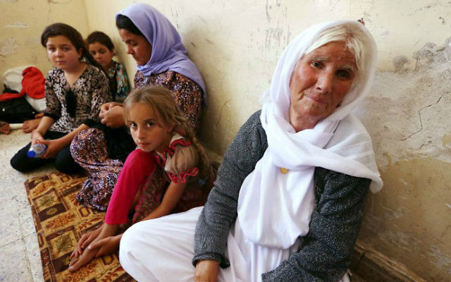 Une famille irakienne yézidi a fui la violence du nord de l'Irak. Ils ont trouvé refuge dans une école de la ville de Dohu, dans le Kurdistan irakien, le 5 août 2014. (Crédit : AFP/Safin Hamed) Une famille irakienne yézidi a fui la violence du nord de l'Irak. Ils ont trouvé refuge dans une école de la ville de Dohu, dans le Kurdistan irakien, le 5 août 2014. (Crédit : AFP/Safin Hamed)