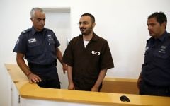 Waheed Borsh, au centre, ingénieur palestinien du PNUD, accusé d'avoir aidé volontairement le Hamas, devant la cour du district de Beer Sheva, le 28 août 2016. (Crédit : Ahmad Gharabli/AFP)