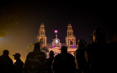 Les forces de sécurité indiennes déployées devant la cathédrale du Sacré-Cœur de New Delhi, le 24 décembre 2016. (Crédit : Chandan Khanna/AFP)