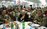 Le (vrai) ministre français de la Défense, Jean-Yves Le Drian, au centre, entourés des soldats de l'armée de l'air française sur une base militaire de Jordanie, le 31 décembre 2016. (Crédit : Valérie Leroux/AFP)
