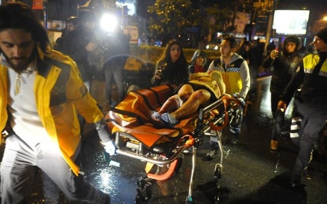 Les secouristes sur les lieux d'une attaque terroriste à main armée, à Istanbul, le 1er janvier 2017. (Crédit : AFP/ILHAS) Les secouristes sur les lieux d'une attaque terroriste à main armée, à Istanbul, le 1er janvier 2017. (Crédit : AFP/ILHAS)