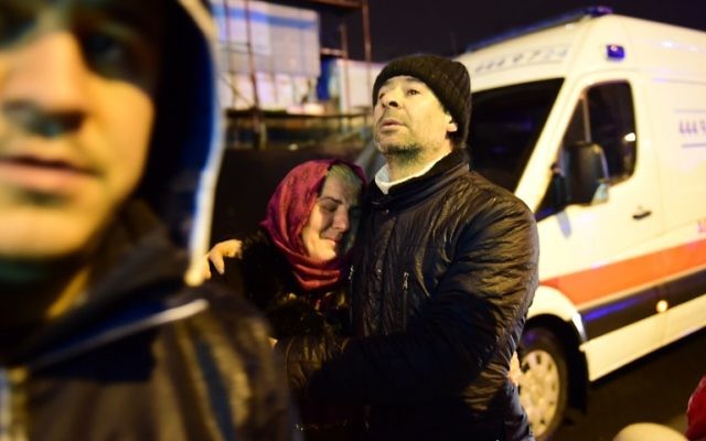 Scène d'un attentat terroriste à main armée à Istanbul, le 1er janvier 2017. (Crédit : Yasin Akgul/AFP) Scène d'un attentat terroriste à main armée à Istanbul, le 1er janvier 2017. (Crédit : Yasin Akgul/AFP)