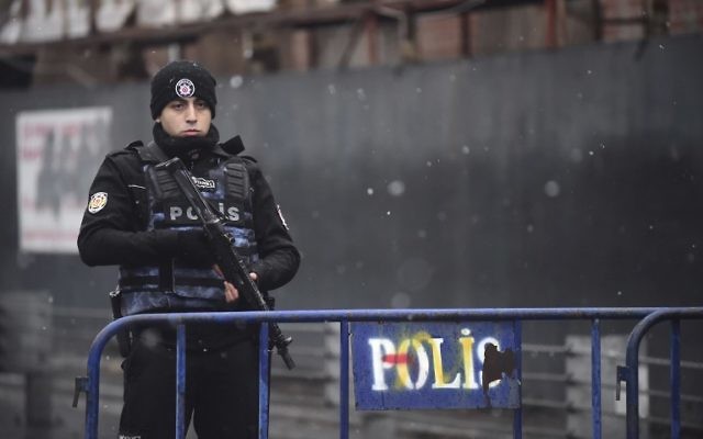 Un policier turc devant les lieux d'une attaque armée dans une discothèque d'Istanbul, en Turquie, qui a fait au moins 39 morts, le 1er janvier 2017. (Crédit : Yasin Akgul/AFP)
