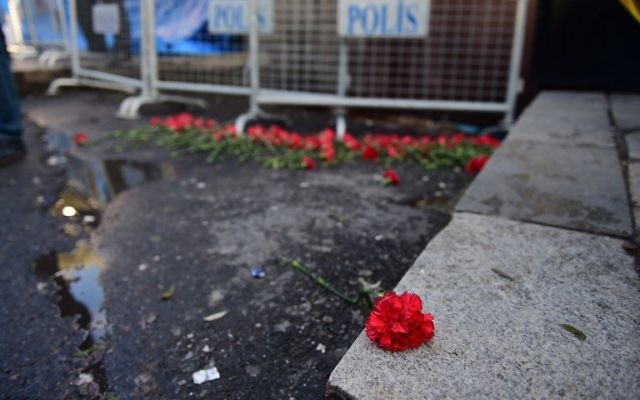 Des fleurs ont été déposées à Istanbul devant la discothèque Reina, qui a été la cible d'un attentat qui a tué au moins 39 personnes, le 1er janvier 2017. (Crédit : Yasin Akgul/AFP)