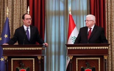 Le président irakien Fuad Masum, à droite, et son homologue français François Hollande à Bagdad, le 2 janvier 2017. (Crédit : Christophe Ena/Pool/AFP)