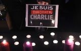 Une personne tenant une pancarte "Je suis toujours Charlie" lors d'un rassemblement commémorant le deuxième anniversaire de l'attentat meurtrier contre l'hebdomadaire satirique "Charlie Hebdo", le 7 janvier 2017, place de la République à Paris. (Crédit : Bertrand Guay/AFP)