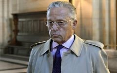 Le marchand d'art franco-américain Guy Wildenstein arrivant pour son procès pour fraude fiscale au palais de justice de Paris, le 22 septembre 2016. (Crédit : Eric Feferberg/AFP)