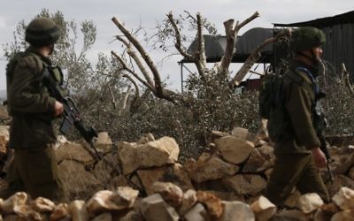 Soldats israéliens à Qalqilya, en Cisjordanie, le 8 janvier 2017. (Crédit : Jaafar Ashtiyeh/AFP)