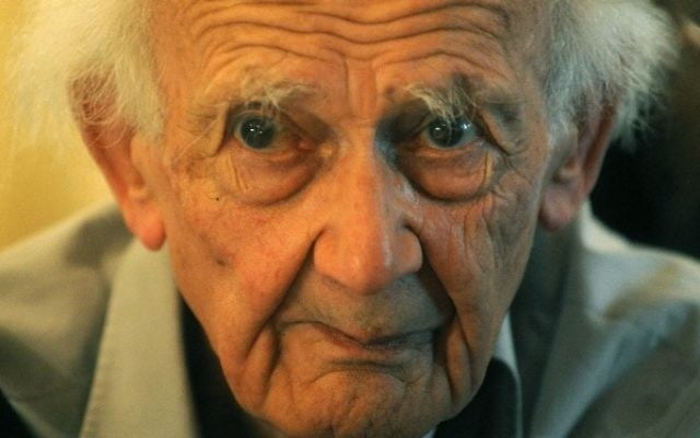 Zygmunt Bauman, sociologue et philosophe anglo-polonais, le 22 octobre 2012. (Crédit : Michal Cizek/AFP)