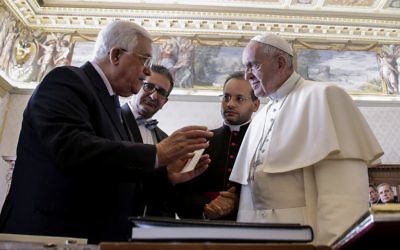 Le président de l'Autorité palestinien Mahmoud Abbas, à gauche, reçu en audience privé par le pape François, au Vatican, le 14 janvier 2017. (Crédit : Giuseppe Lami/Pool/AFP)