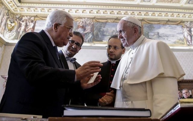 Le président de l'Autorité palestinien Mahmoud Abbas, à gauche, reçu en audience privé par le pape François, au Vatican, le 14 janvier 2017. (Crédit : Giuseppe Lami/Pool/AFP) Le président de l'Autorité palestinien Mahmoud Abbas, à gauche, reçu en audience privé par le pape François, au Vatican, le 14 janvier 2017. (Crédit : Giuseppe Lami/Pool/AFP)