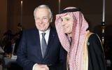 Le ministre français des Affaires étrangères Jean-Marc Ayrault, à gauche, avec son homologue saoudien Adel al-Jubeir à l'ouverture de la conférence pour la paix au Proche Orient à Paris, le 15 janvier 2017. (Crédit : Thomas Samson/Pool/AFP)