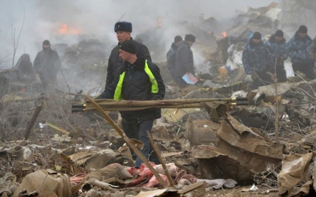 Les personnels de secours sur le site où un avion s'est écrasé dans le village de Datcha-Souou, près de Bishkek, au Kirghizstan, le 16 janvier 2017. (Crédit : Vyacheslav Oseledko/AFP) Les personnels de secours sur le site où un avion s'est écrasé dans le village de Datcha-Souou, près de Bishkek, au Kirghizstan, le 16 janvier 2017. (Crédit : Vyacheslav Oseledko/AFP)