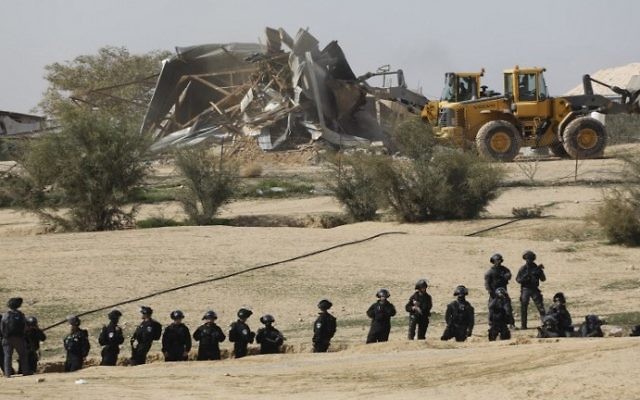 Des policiers israéliens déployés pendant des démolitions dans le village bédouin non reconnu d'Umm al-Hiran, dans le Néguev, le 18 janvier 2017. (Crédit : Menahem Kahana/AFP)
