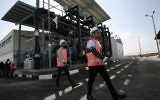 Des travailleurs palestiniens de l'usine de désalinisation de l'eau pendant l'inauguration de sa première phase à Deir al-Balah, dans le centre de la bande de Gaza, le 19 janvier 2017. (Crédit : Saïd Khatib/AFP)