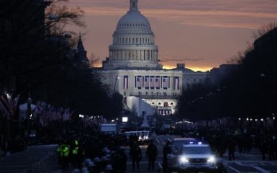 Le soleil se lève derrière le Capitole avant le début de l'Investiture présidentielle américaine de Donald Trump le 20 janvier 2017 à Washington, DC. (Crédit : AFP / Joshua LOTT)