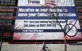 Une affiche félicitant le président américain Donald Trump pour le déplacement de l'ambassade à Jérusalem, le 20 janvier 2017. (Crédit : Thomas Coex/AFP)