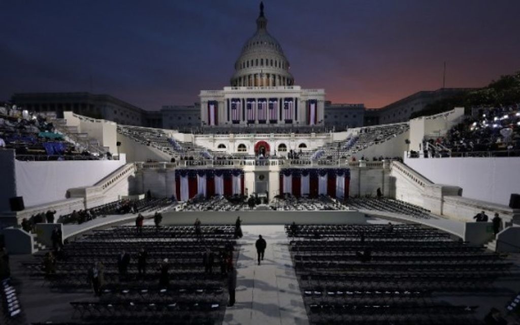 Le soleil commence à monter derrière le couloir du Capitole plusieurs heures avant que Donald J. Trump prête serment en tant que 45e président des États-Unis à Washington, DC, le 20 janvier 2017. (Crédit : AFP / POOL / ANDREW GOMBERT) Le soleil commence à monter derrière le couloir du Capitole plusieurs heures avant que Donald J. Trump prête serment en tant que 45e président des États-Unis à Washington, DC, le 20 janvier 2017. (Crédit : AFP / POOL / ANDREW GOMBERT)