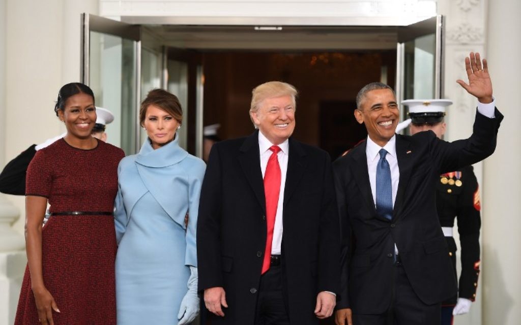 Le président américain Barack Obama (MD) et la première dame Michelle Obama (G) souhaitent la bienvenue à Donald Trump (2ème D) et son épouse Melania à la Maison Blanche à Washington, DC le 20 janvier 2017. (Crédit : AFP / JIM WATSON) Le président américain Barack Obama (MD) et la première dame Michelle Obama (G) souhaitent la bienvenue à Donald Trump (2ème D) et son épouse Melania à la Maison Blanche à Washington, DC le 20 janvier 2017. (Crédit : AFP / JIM WATSON)