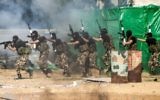 Des membres des forces de sécurité palestiniennes du Hamas présentent un faux raid contre un poste de l'armée israélienne pendant la cérémonie de fin d'un programme de formation militaire du Hamas, à Gaza Ville, le 22 janvier 2017. (Crédit : Mahmud Hams/AFP)