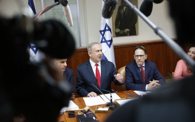 Le Premier ministre  Benjamin Netanyahu, au centre, pendant la réunion hebdomadaire du cabinet à Jérusalem, le 22 janvier 2017 (Crédit : Ronen Zvulun/Pool/AFP)