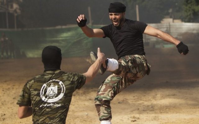 Des membres des forces de sécurité palestiniennes du Hamas pendant la cérémonie de fin d'un programme de formation militaire du Hamas, à Gaza Ville, le 22 janvier 2017. (Crédit : Mahmud Hams/AFP)