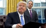 Le président américain Donald Trump et son directeur de cabinet Reince Priebus dans le Bureau ovale de la Maison Blanche, le 23 janvier 2017. (Crédit : Saul Loeb/AFP)