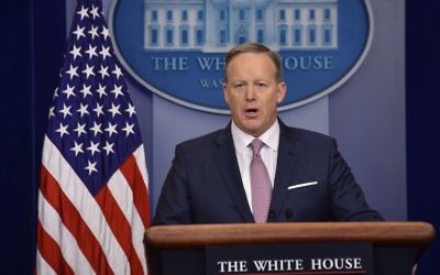 Sean Spicer, attaché de presse de la Maison Blanche, pendant la conférence de presse quotidienne de la Maison Blanche, le 23 janvier 2017. (Crédit : Nicholas Kamm/AFP)