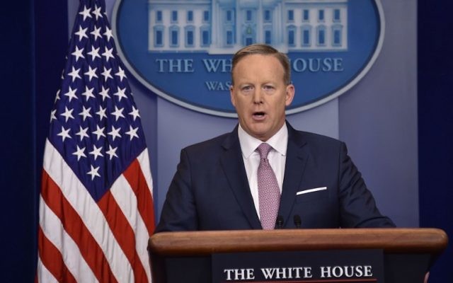 Sean Spicer, attaché de presse de la Maison Blanche, pendant la conférence de presse quotidienne de la Maison Blanche, le 23 janvier 2017. (Crédit : Nicholas Kamm/AFP) Sean Spicer, attaché de presse de la Maison Blanche, pendant la conférence de presse quotidienne de la Maison Blanche, le 23 janvier 2017. (Crédit : Nicholas Kamm/AFP)