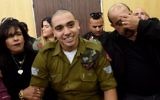 Elor Azaria, jugé coupable d'homicide après avoir tué un terroriste palestinien neutralisé, avec ses parents devant le tribunal militaire de Tel Aviv, le 24 janvier 2017. (Crédit : Debbie Hill/AFP)