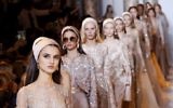 Les modèles présentent des créations d'Elie Saab lors de la collection Haute Couture printemps / été 2017, le 25 janvier 2017 à Paris. (Crédit : AFP / FRANCOIS GUILLOT)