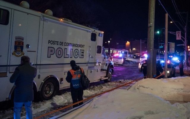 La police canadienne déployée sur les lieux d'une fusillade dans la mosquée du Centre islamique culturel de Québec, le 29 janvier 2017. (Crédit : Alice Chiche/AFP) La police canadienne déployée sur les lieux d'une fusillade dans la mosquée du Centre islamique culturel de Québec, le 29 janvier 2017. (Crédit : Alice Chiche/AFP)