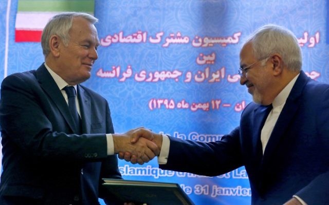 Le ministre français des Affaires étrangères Jean-Marc Ayrault, à gauche, et son homologue iranien Mohammad Javad Zarif, à Téhéran, le 31 janvier 2017. (Crédit : Atta Kenare/AFP) Le ministre français des Affaires étrangères Jean-Marc Ayrault, à gauche, et son homologue iranien Mohammad Javad Zarif, à Téhéran, le 31 janvier 2017. (Crédit : Atta Kenare/AFP)